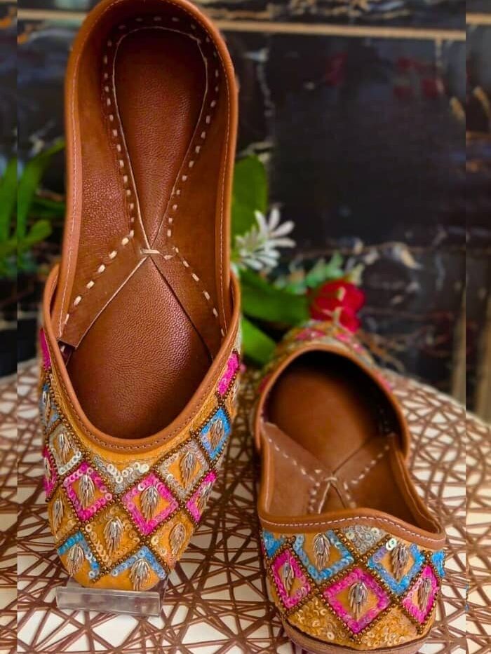 Floral Oasis Embroidered Punjabi Jutti