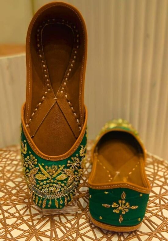 Green Flourish Embroidered Punjabi Jutti