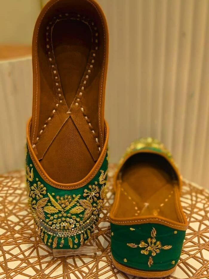 Green Flourish Embroidered Punjabi Jutti