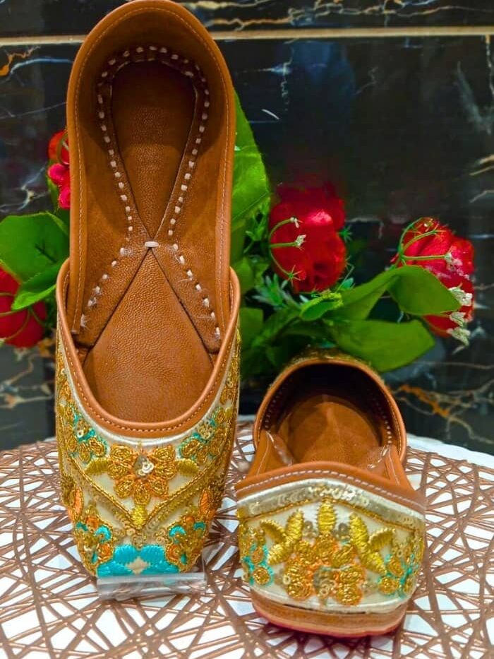 Ethereal Glow Women's Punjabi Jutti